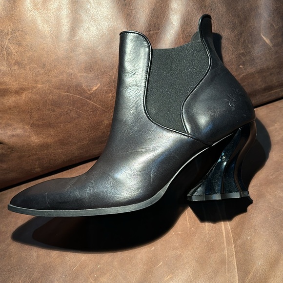 Dark Gothic dress boots with a pointed toe and sculptural heal.by FLUEVOG - Picture 2 of 8